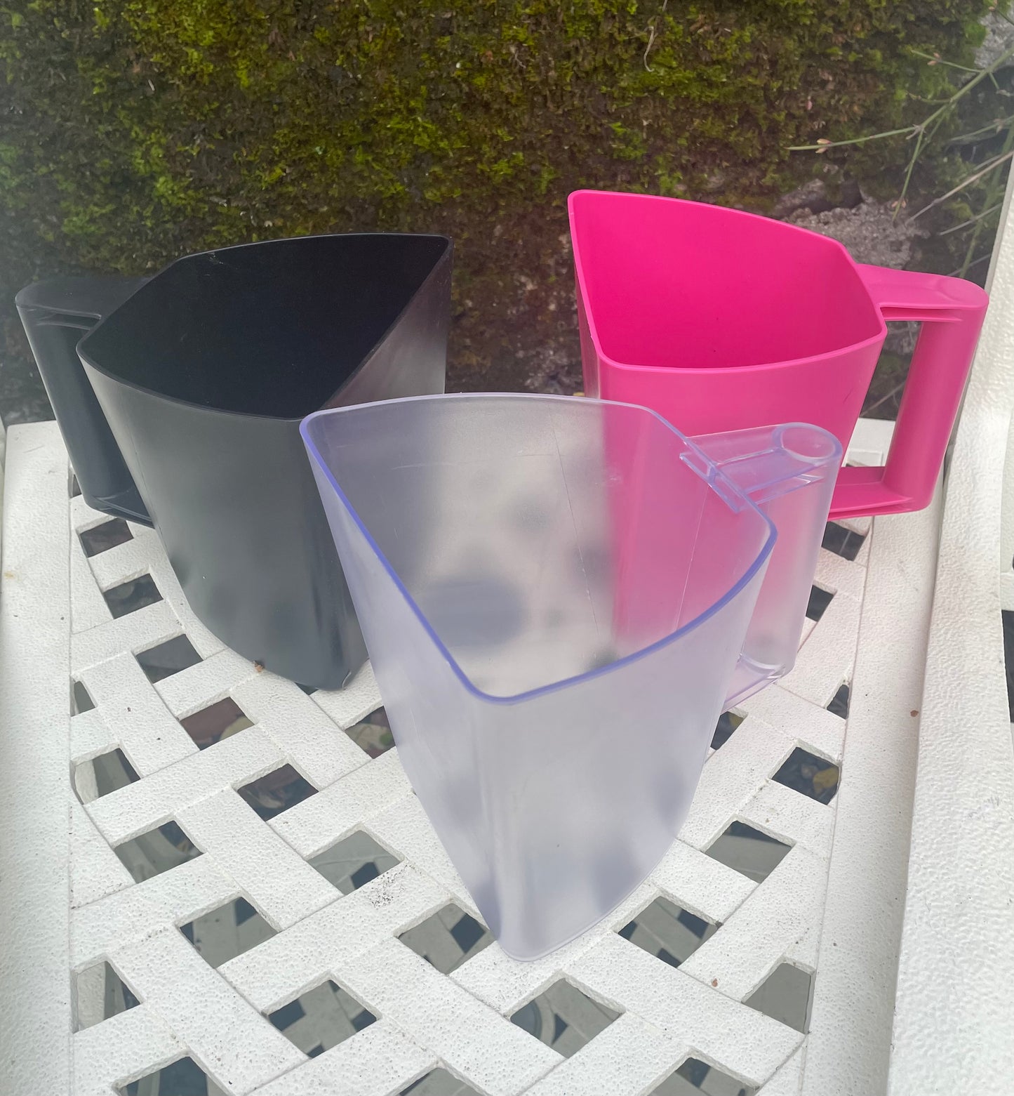 Measuring jug feed scoop