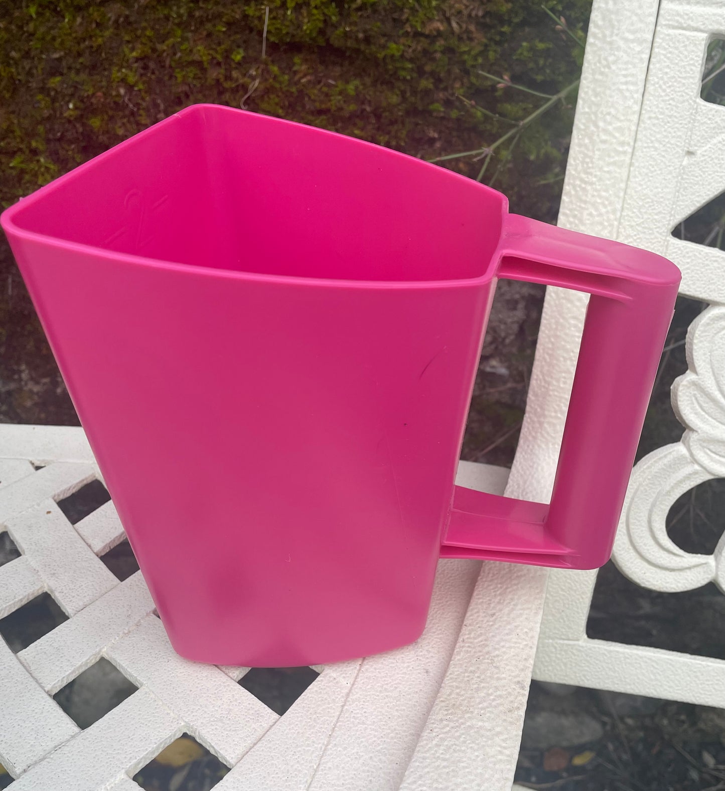 Measuring jug feed scoop