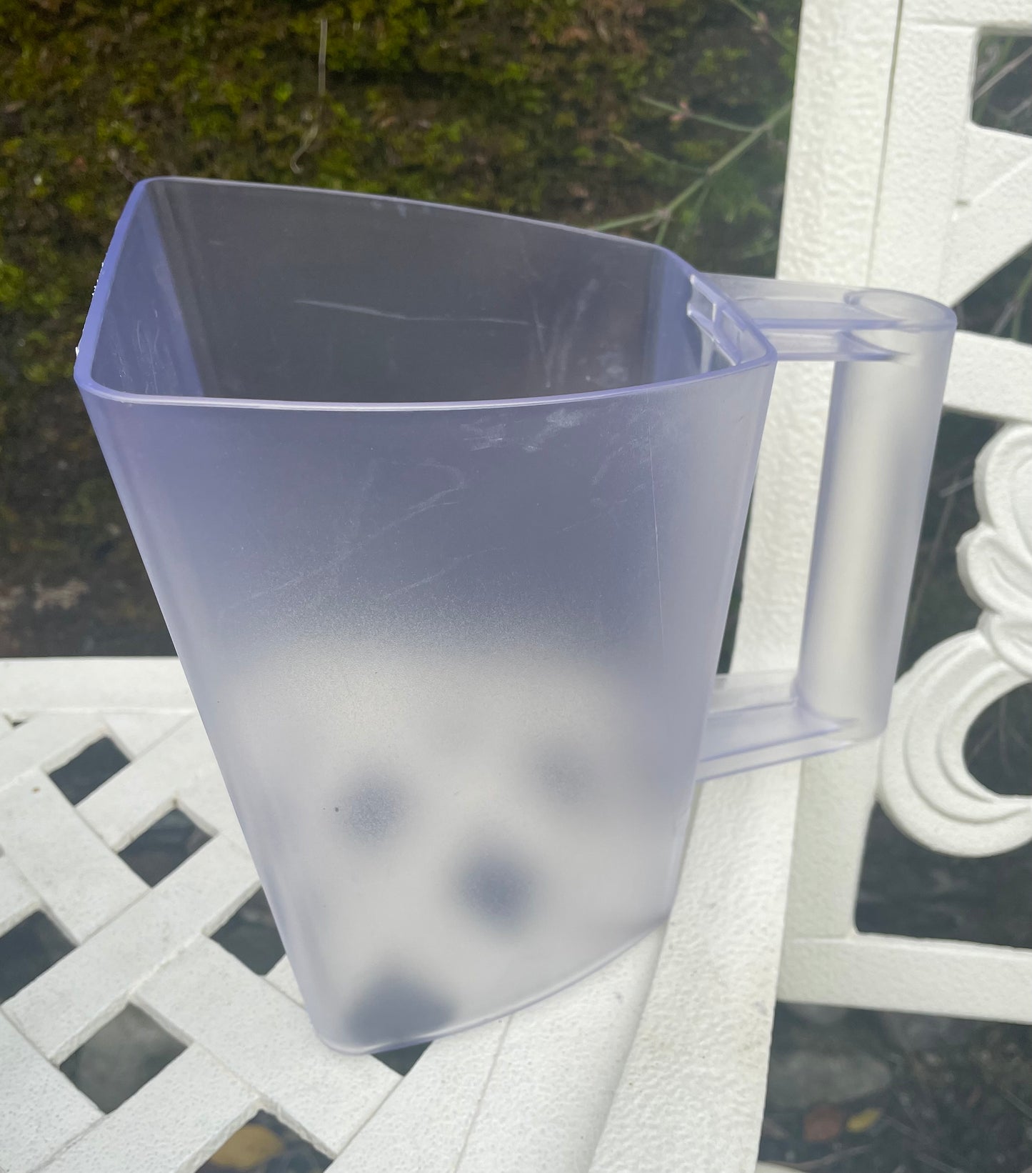 Measuring jug feed scoop