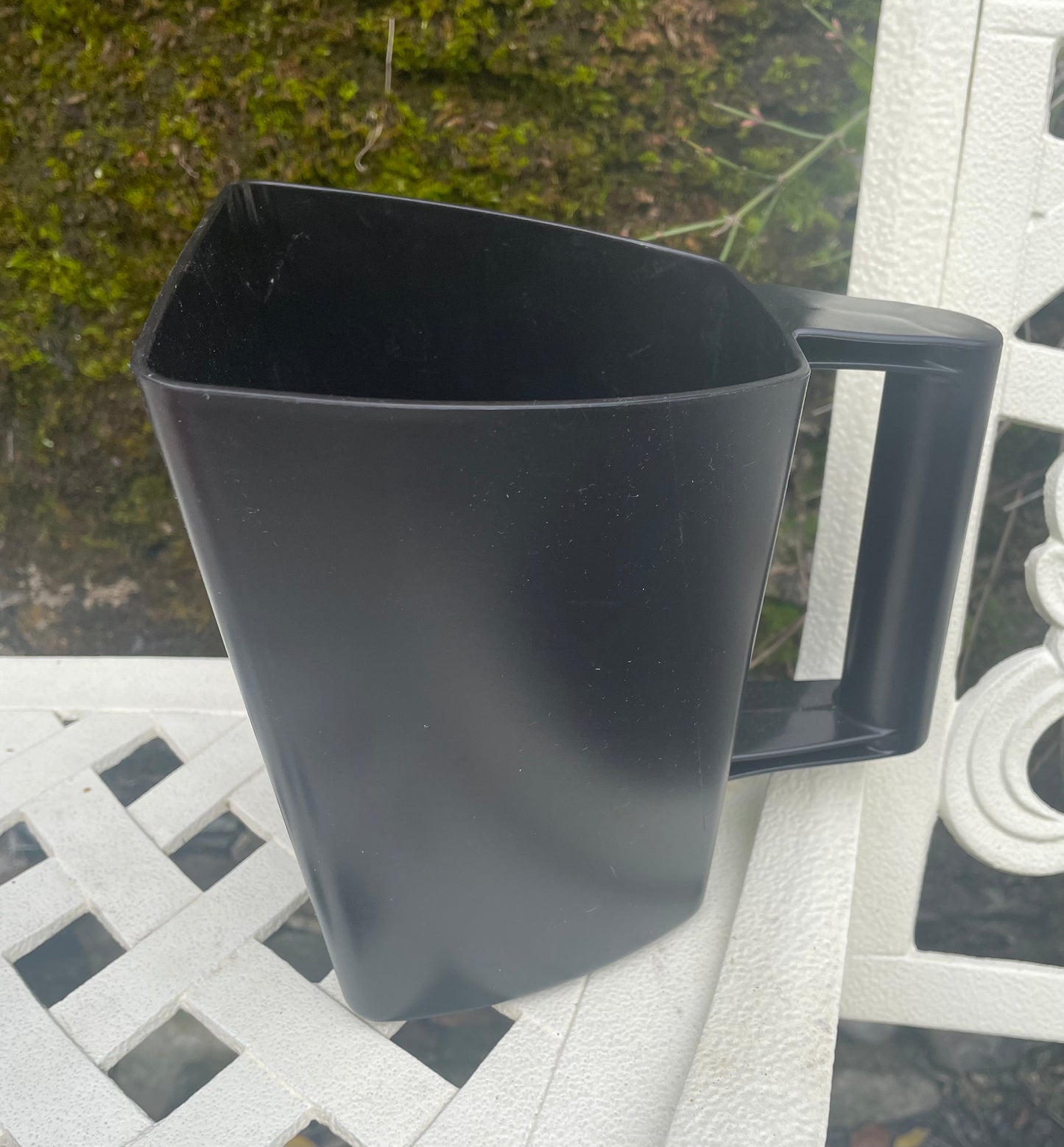 Measuring jug feed scoop
